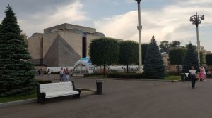 На этой площади можно ходить часами и не устанешь.