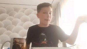 Что-то среднее между мукбанг и просто поеданием еды.