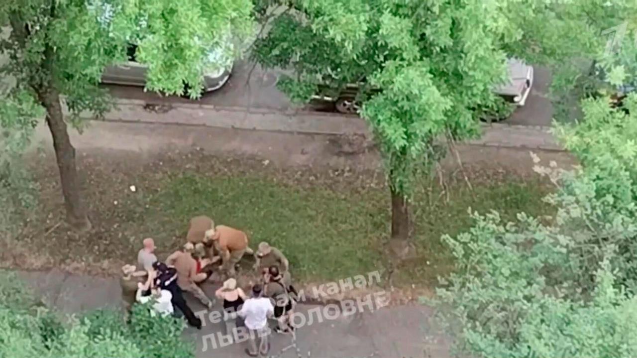 На Украине продолжаются массовые облавы на мужчин призывного возраста.