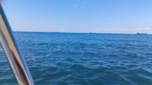 Вид на голубую бухту с моря июль 2026