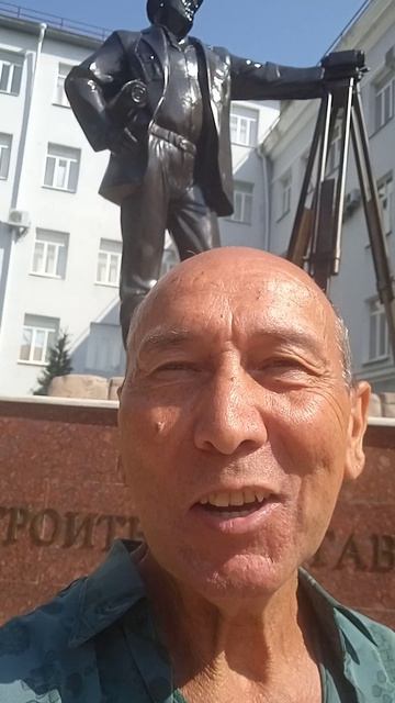 С Днём строителя!