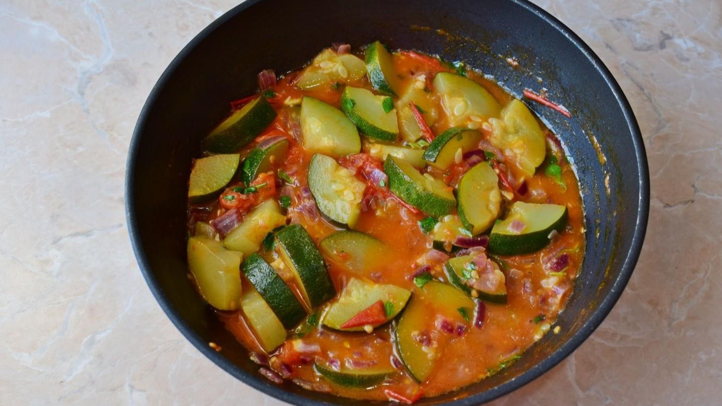 Цуккини, тушенные с помидорами