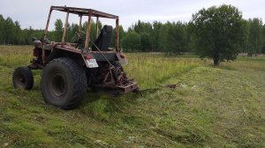 Скосил крайний сенокос на тракторе Т-25 . Попал под дождь .