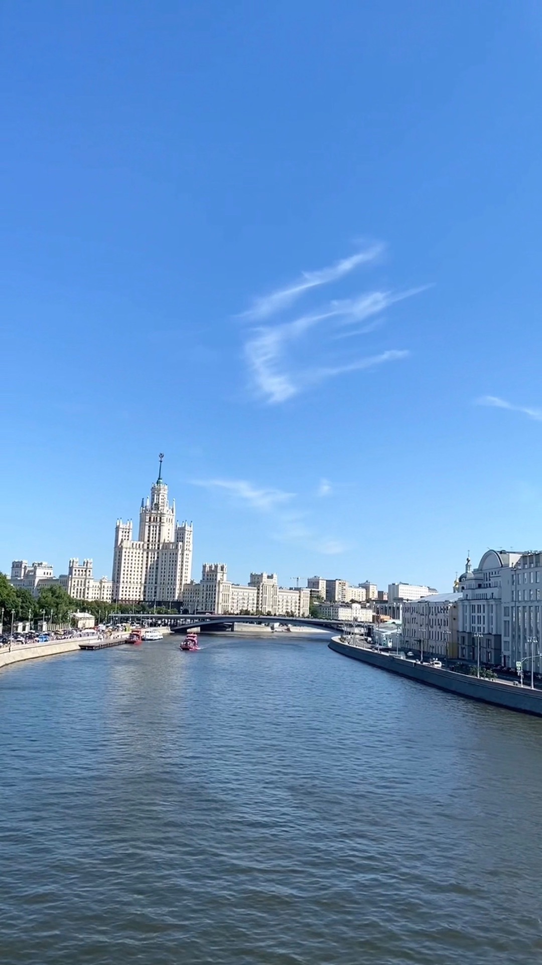 Москва -река. Парящий мост. Зарядье/ View Of The Moscow River From The Soaring Bridge In Zaryadye
