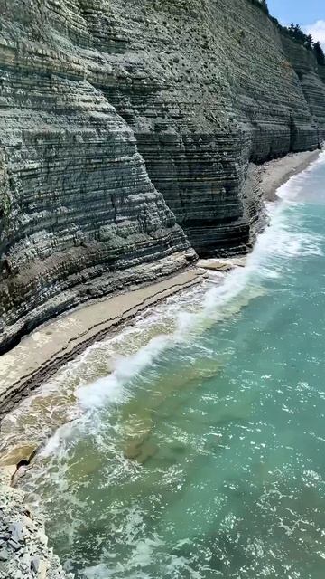 Водопад на пляже Сосновка в Геленджике