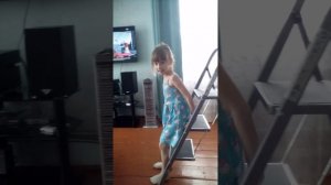 Рубрика как ходить и сидеть на лестнице
Показывает Аля