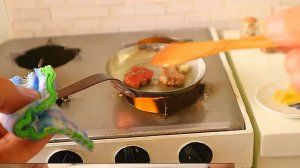 Готовим настоящую еду на мини-кухне: жареная говядина с картофелем и томатами ASMR
