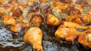 Потрясающий рецепт острой лапши с хрустящими куриными ножками. Потрясающее видео.