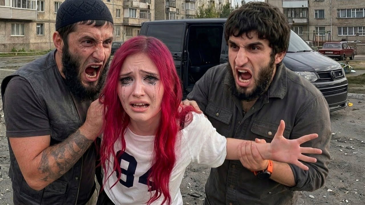 БАНДИТЫ ПОХИТИЛИ ДЕВУШКУ НА УЛИЦЕ И УВЕЗЛИ НА МАШИНЕ