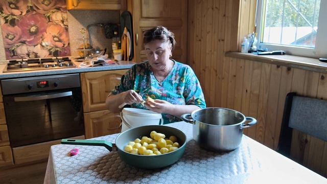 На ужин картошка, чищу и беседую.
