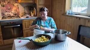 На ужин картошка, чищу и беседую.