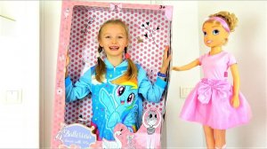 Полина танцует с гигантской куклой Bambolina Балерина