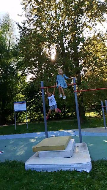 Лера прыгает с турника  на матрас