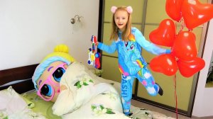 Полина мешает Кукле ЛОЛ спать своими игрушками