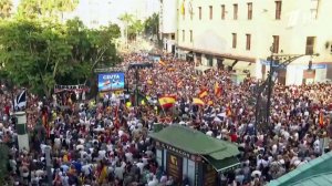 Тысячи жителей испанской Сеуты вышли на митинг из-за мигрантов.