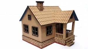 миниатюрный домик из картона.