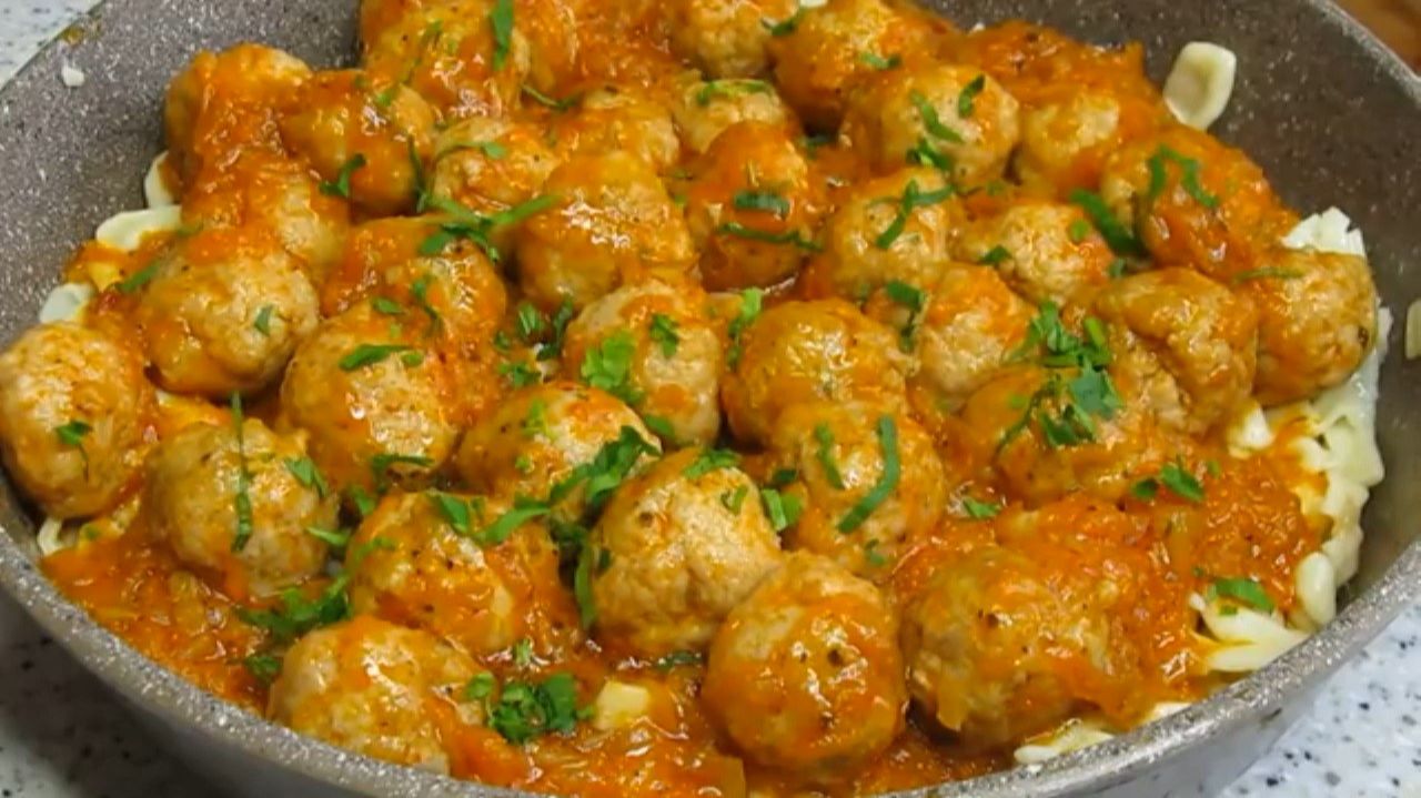 Это блюдо побило все рекорды на моей кухне! Шведские фрикадельки и домашнюю лапшу готовлю..