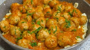 Это блюдо побило все рекорды на моей кухне! Шведские фрикадельки и домашнюю лапшу готовлю..