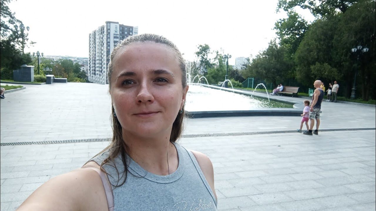(Настасья: жизнь одной харьковчанки во время войны)Массовые гуляния или траур: у каждого свое