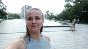 (Настасья: жизнь одной харьковчанки во время войны)Массовые гуляния или траур: у каждого свое