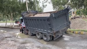 Пакистанский дорожный ремонт четырёхосного грузовика