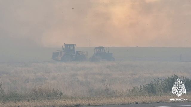 Калмыцкие огнеборцы производят тушение сухой растительности в поселке Бурата Приютненского района.