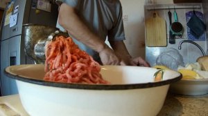 Делаю котлетный фарш. Мясорубке 50 лет