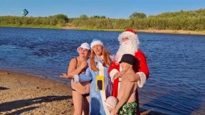 К сыктывкарскому пляжу на сапах приплыли Дед Мороз и Снегурочка