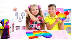 Диана и Рома играют в Поп ит Челлендж Pop It Challenge for kids