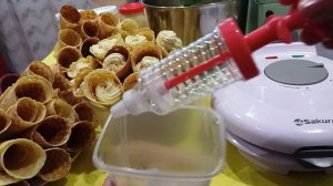 Вафельные трубочки с кремом. Компот из алычи и яблок.