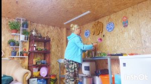 ВСТРЕТИЛА ГОСТЕЙ,РАБОТА ПОЛНЫМ ХОДОМ,ДЕРЕВНЯ