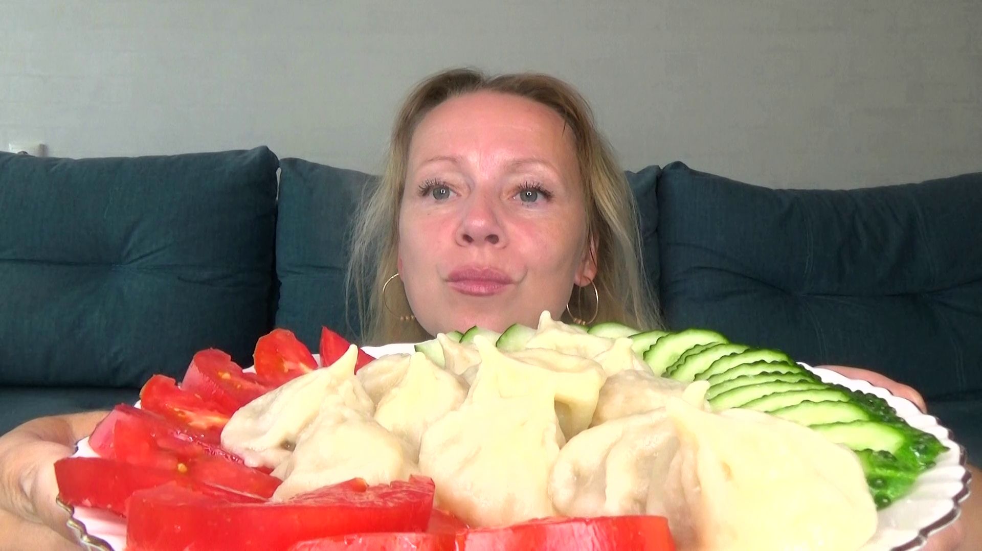 Мукбанг от Яновны Хинкали магазинские, овощи. Еда вкуснота.