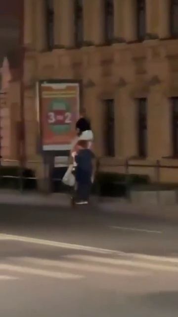Если вы хотели знать, можно ли на одном электросамокате ездить втроем. Москва