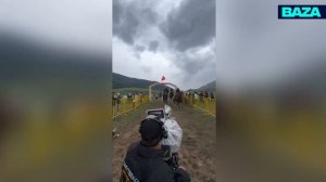 Лошадь врезалась в кинооператора на съёмках фильма в Кыргызстане.

Во время сцены с всадниками