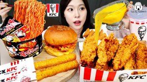 Мукбанг - курица и сырные закуски и бургер - крупный план