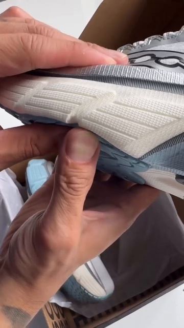 Спортивная модель Saucony Paramount Max
