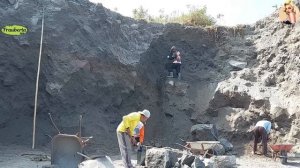 Строительство, шахтёры добывают песок в карьере
