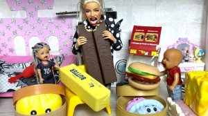 СКВИШИ ЕДА🍔 ДЛЯ БАБУЛИ БЕДА🤪 Катя и Макс веселая семейка куклы Барби смешное видео ДаринелкаТВ