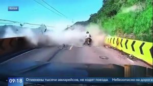 Мотоциклист чуть не попал под камнепад в горах Китая во время тайфуна: видео.