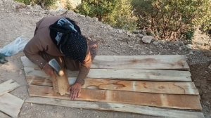 25ч.Ремонт ветхой кочевой хижины, которым занимаются мать-инвалид и дочь.