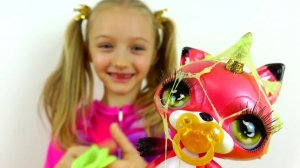 Игрушка Единорожка Полина играет с Единорожкой