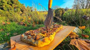 Хрустящая пицца из каменной печи посреди леса