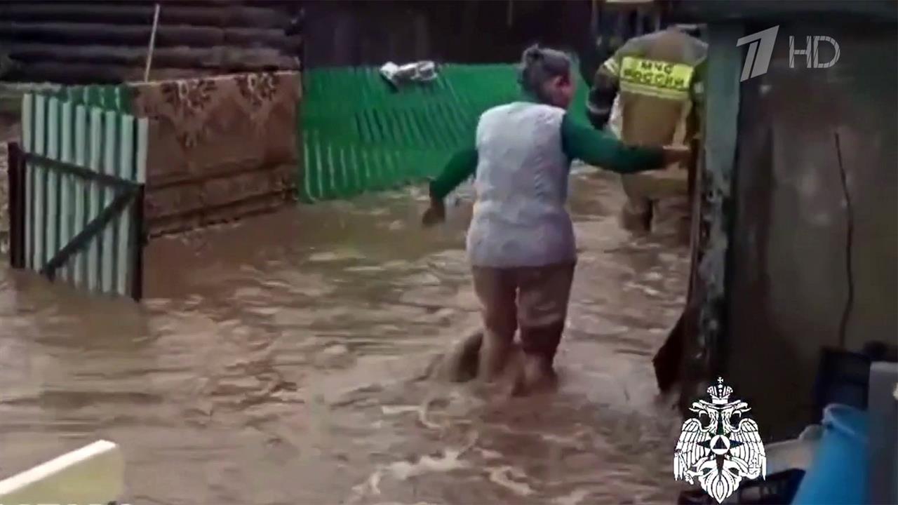 В Татарстане бушует ураган, в Хабаровске - паводок.