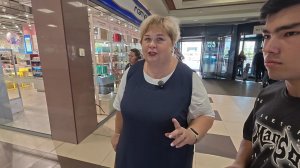 Абдугани  пытается  сам выбрать себе одежду к школе. Купили обувь и одежду .