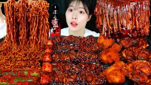 Мукбанг - курица и лапша с чёрным соусом - много соуса