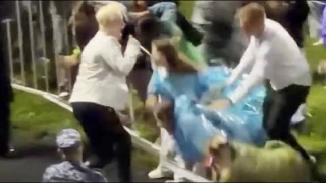Фанатки Шамана сломали ограждение, чтобы до него дотронуться