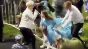 Фанатки Шамана сломали ограждение, чтобы до него дотронуться