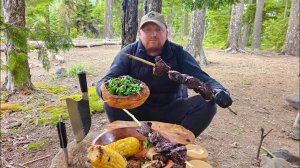 Один в лесу у озера: сочный ужин на костре