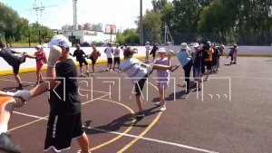 Юные спортсмены осваивают спортплощадку в школе №181 после проведенного ремонта