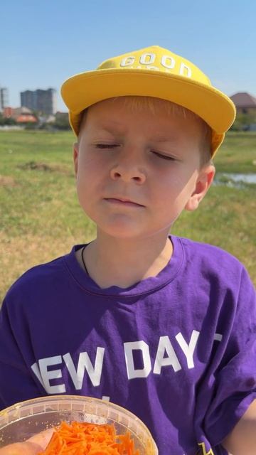 Салатик с чипсами на природе 😄